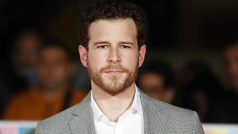 Álvaro Cervantes: "Voy a ver la gala en esmoquin y pantuflas en mi sofá. Pero voy a estar muy elegante"