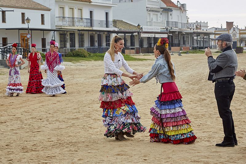 'Maestros de la costura' se sumerge en la moda flamenca con los diseños de Laura Sánchez