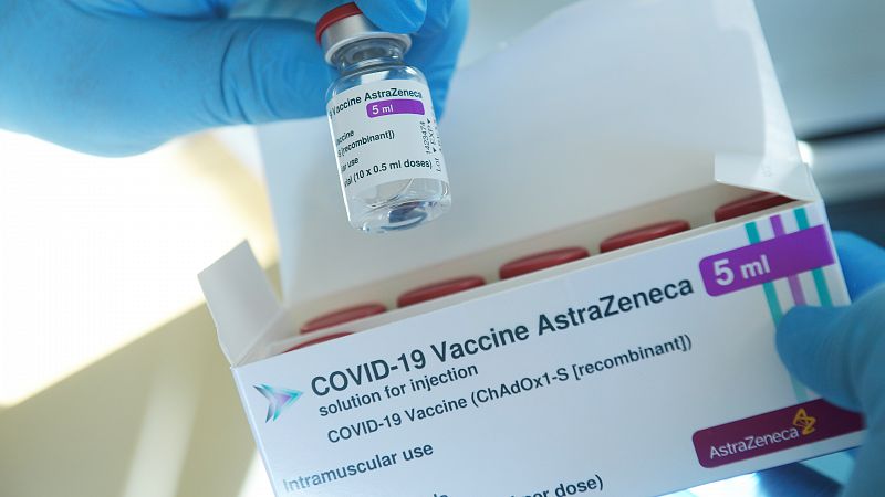 Los médicos sugieren a Sanidad que amplíe la vacuna de AstraZeneca hasta los 65 años