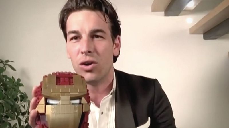 Mario Casas recibe el Goya (de Lego) en pantuflas de Batman y rodeado de su familia