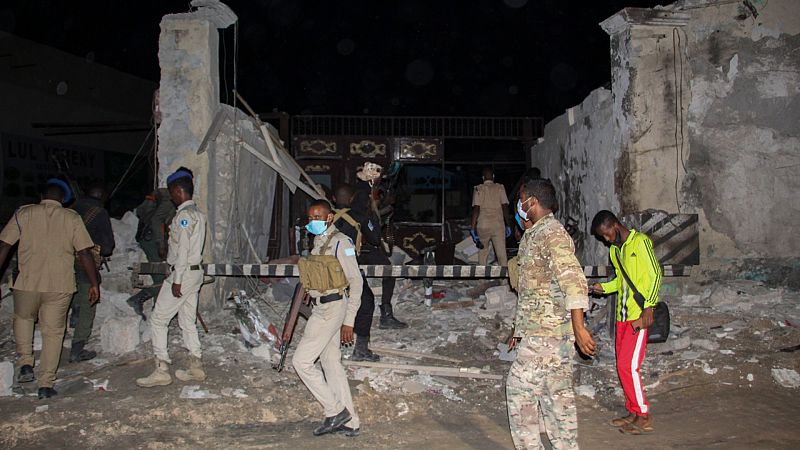 Al menos 25 muertos y 30 heridos en un ataque a un restaurante en Somalia