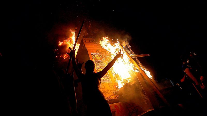 Más de 60 detenidos y un histórico monumento en llamas en una nueva jornada de protestas en Chile