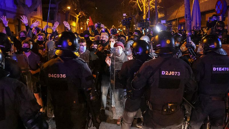 Lanzan botellas y piedras a los Mossos en una nueva protesta por Hasel en Barcelona