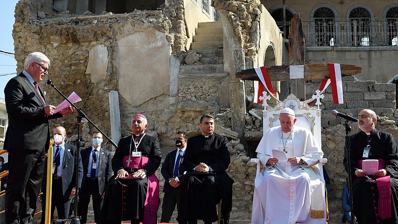 El papa reza en Mosul por las víctimas de la guerra y pide que las mujeres "sean respetadas y defendidas"