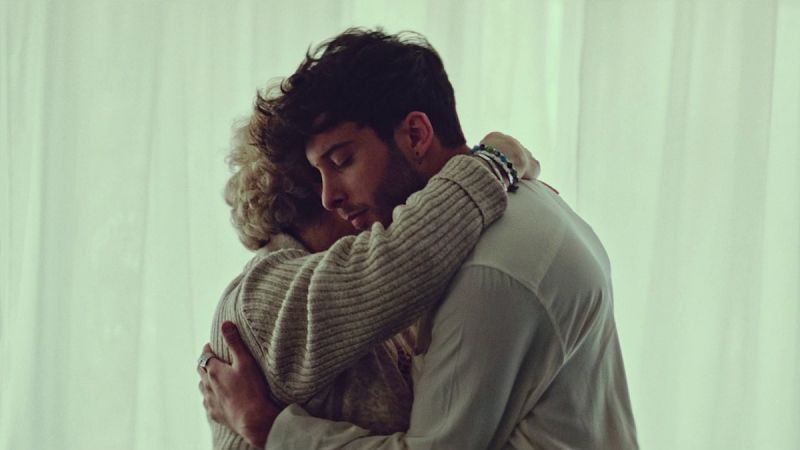 Blas Cantó estrena el videoclip de "Voy a quedarme": un viaje íntimo por sus recuerdos