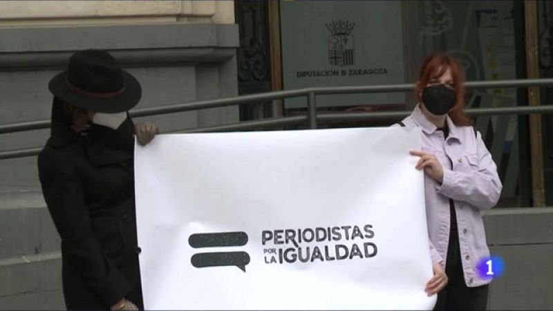 Caceroladas y distancia en las concentraciones feministas de Zaragoza