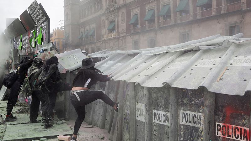 Derriban parte del muro que protege el Palacio Nacional mexicano tras las manifestaciones por el Día de la Mujer
