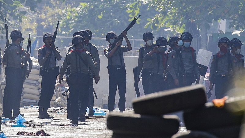 La junta militar de Birmania ordena el cierre de 5 medios de comunicación independientes