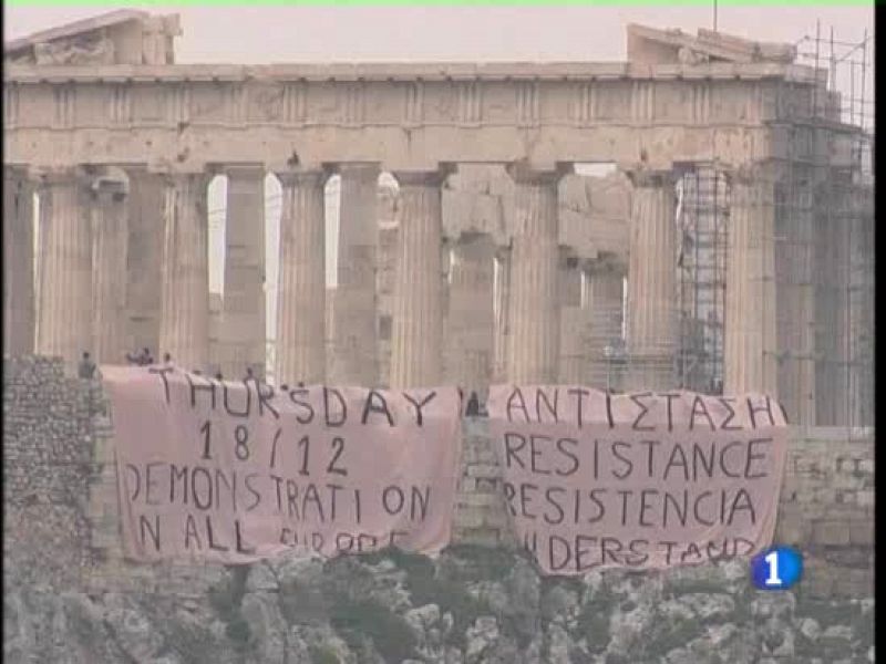 Un grupo de jóvenes coloca una pancarta en la Acrópolis de Atenas con el lema 'Resistencia'