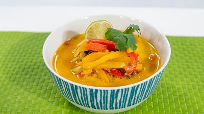Sopa thai con coco, verduras y garbanzos