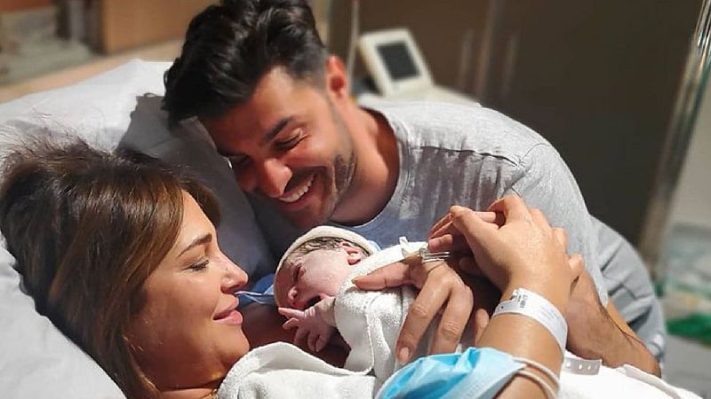 Paula Echevarría ya tiene en brazos a su hijo Miguel Jr, ¡Y tenemos su primera foto!