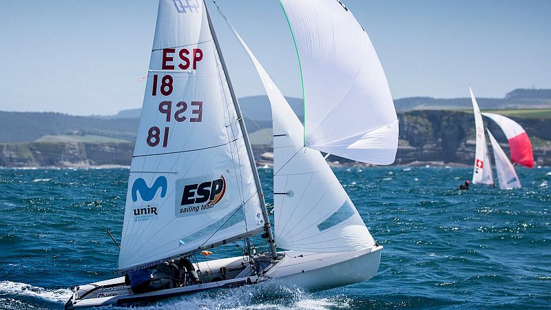 Silvia Más y Patricia Cantero acarician el oro en el Mundial de 470