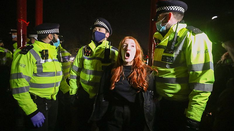 Disturbios entre policía y manifestantes en Londres durante la vigilia en recuerdo de Sarah Everard, asesinada por un agente