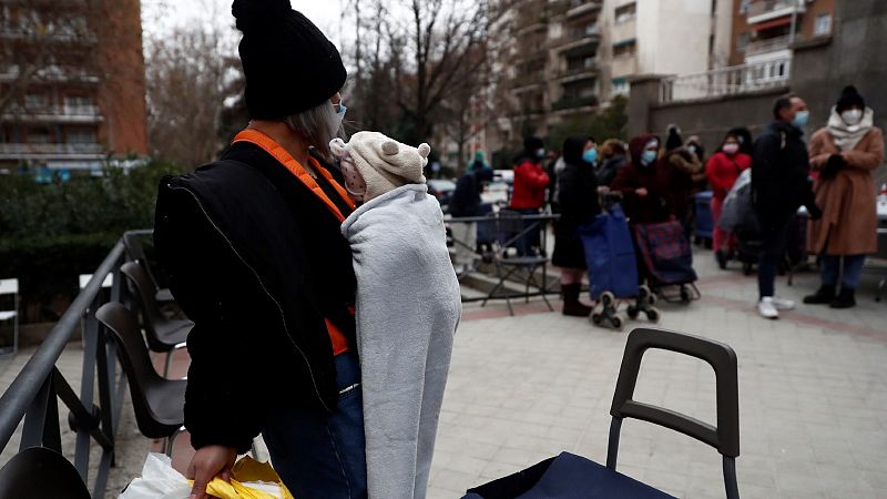 Se mantienen las colas del hambre en Madrid después de un año de pandemia