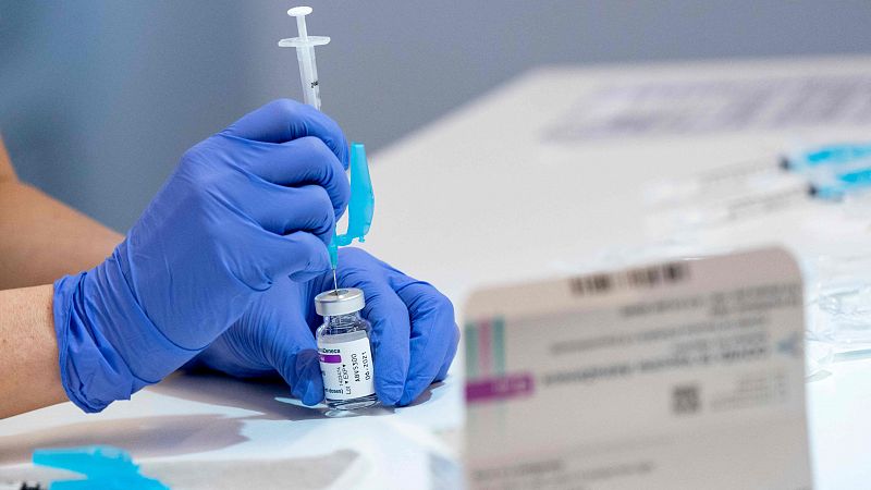 Los otros efectos del parón de AstraZeneca: el retraso de la campaña de vacunación y el aumento de la desconfianza