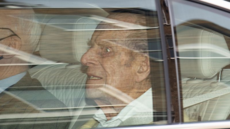 Alarma en el Reino Unido por el aspecto del duque de Edimburgo tras salir del hospital