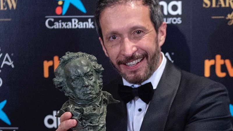 Salvador Calvo amplía la familia: así ha recogido su Goya a Mejor director (y al más tierno)