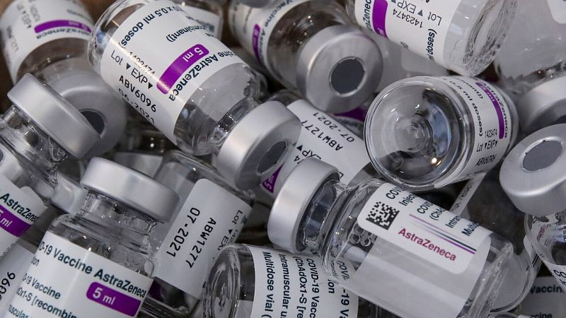 Bruselas amenaza con bloquear el envío de vacunas a Reino Unido si sigue vetando las exportaciones de AstraZeneca