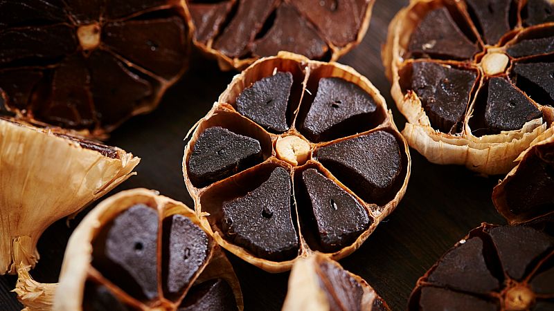 Ajo negro vs. ajo blanco: ¿qué diferencias tienen y cuáles son sus propiedades?