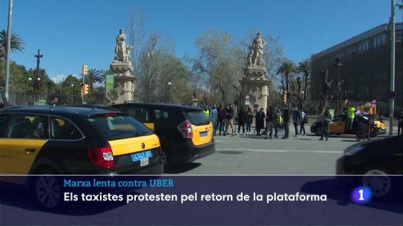 Marxa lenta dels taxistes contra el retorn d'Uber a Barcelona