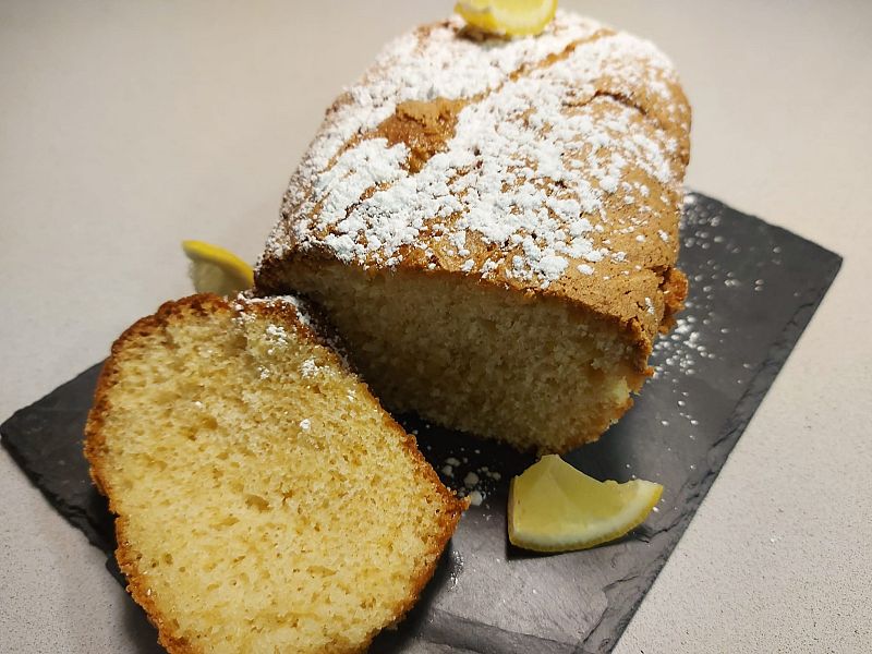 Receta de bizcocho de yogur de limón fácil y rápido
