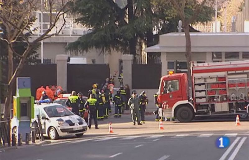 Desalojan la embajada de EE.UU. en Madrid por una falsa alarma tras recibir un sobre con harina