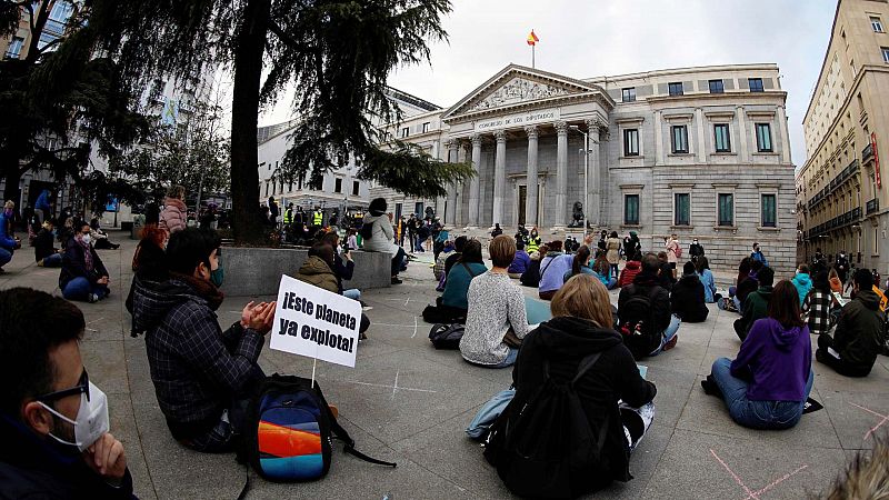 Jóvenes ecologistas se concentran frente al Congreso de los Diputados pidiendo "medidas reales y ambiciosas"