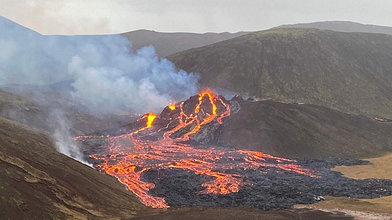 Un volcán entra en erupción cerca de la capital de Islandia