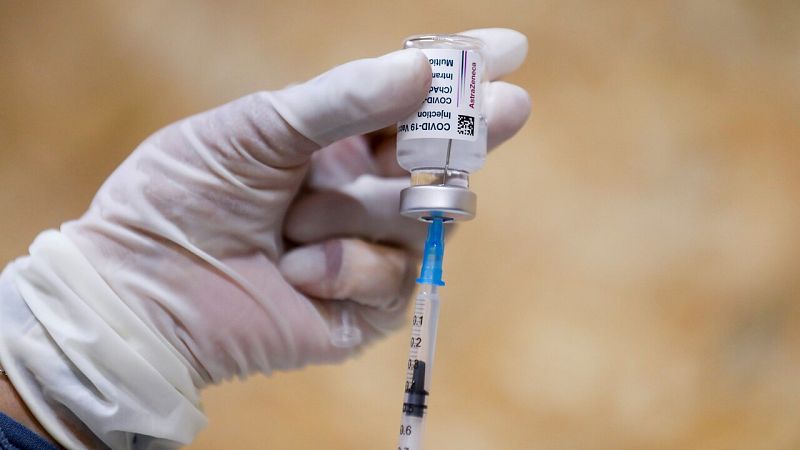 Sanidad y las comunidades autónomas acuerdan ampliar la vacunación con AstraZeneca a personas de hasta 65 años