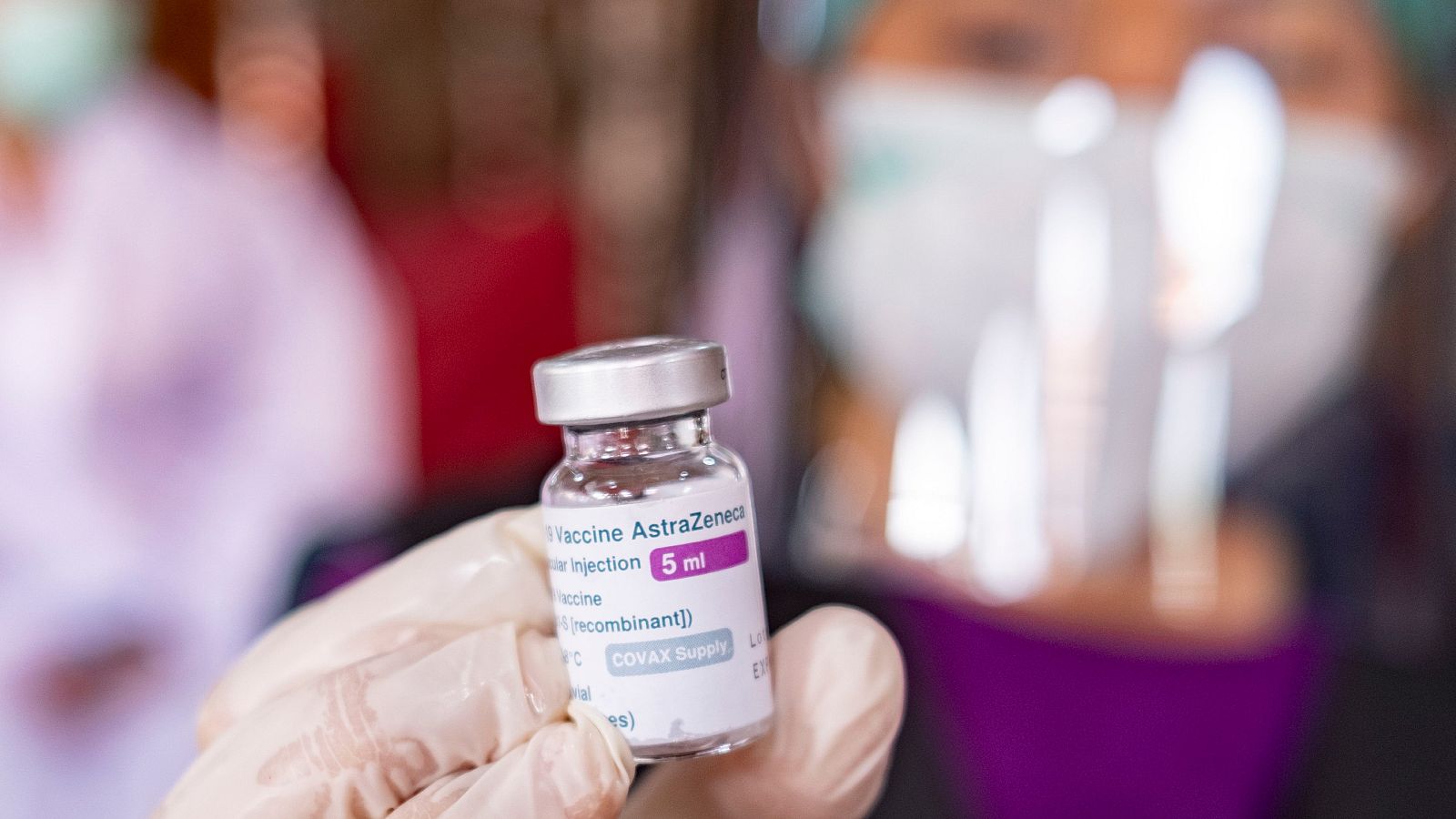 Coronavirus - AstraZeneca muestra una eficacia del 80% en mayores de 65 años, según un estudio - Telediario 1 | Ver