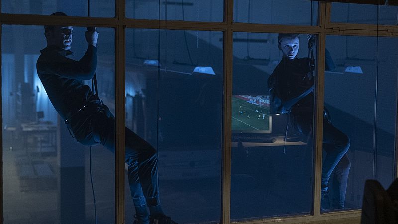 'Estoy vivo': Carlota y el Enlace se cuelan en la nave para investigar el suceso del autobús