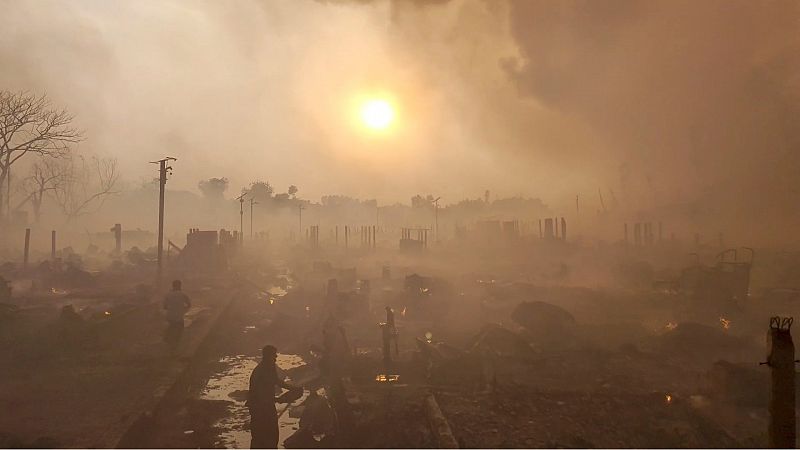 Un incendio arrasa un campamento rohinyá en Bangladesh: al menos 15 muertos y más de 500 heridos