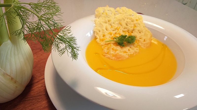 Receta de crema de calabaza e hinojo con crujiente de queso