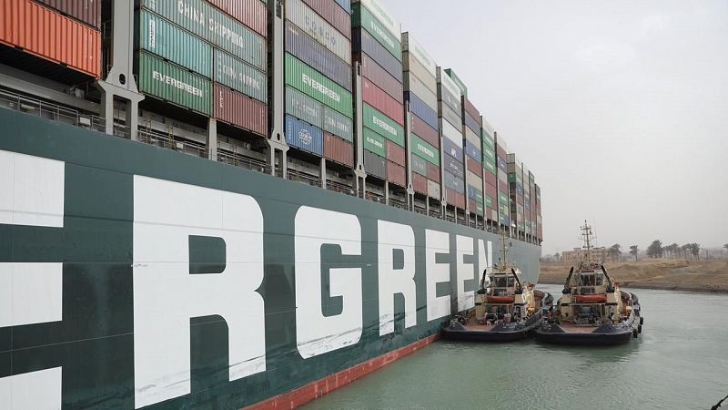 El Canal de Suez suspende temporalmente la navegacin hasta reflotar el carguero varado