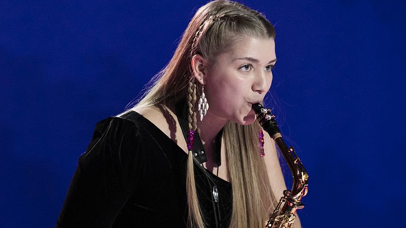 El saxofón de Gisela anima al plató de Prodigios