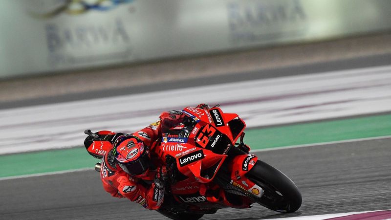 Francesco Bagnaia sorprende con su primera pole de MotoGP en Catar