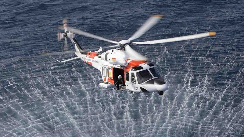 Dos muertos y nueve desaparecidos al volcar una patera en Mazarrón