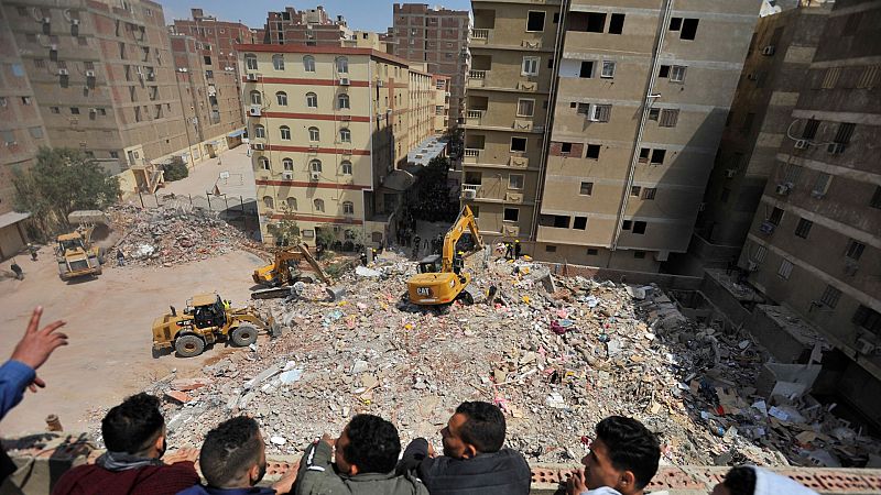 Al menos 23 muertos al derrumbarse un bloque de viviendas de diez plantas en El Cairo
