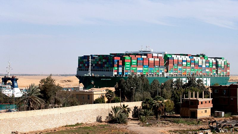 Se reanuda el tráfico en el Canal de Suez tras desencallar el Ever Given