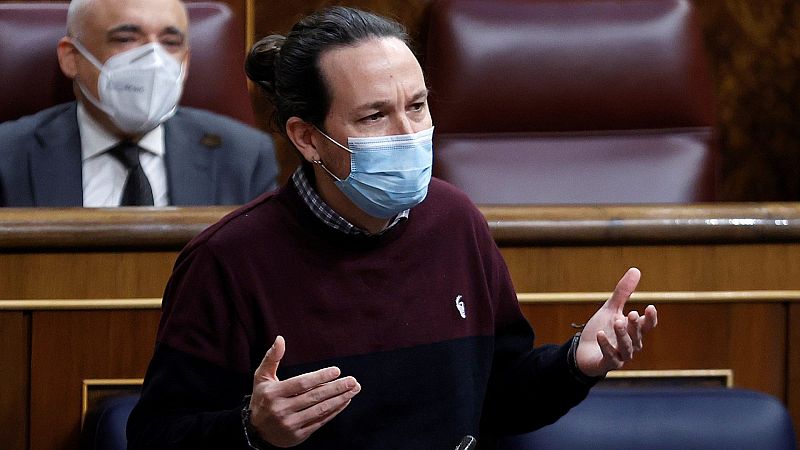 Iglesias se encara a un grupo de manifestantes que le recibía con un saludo fascista