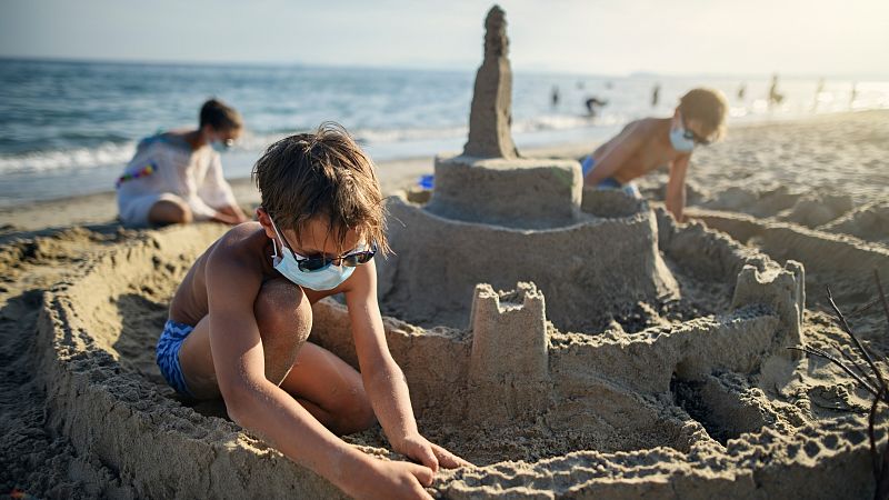 ¿Es realmente necesario llevar mascarilla en la playa o en la montaña?