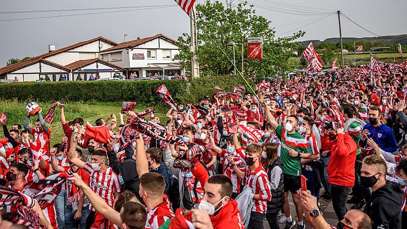 Cientos de aficionados se congregan en Lezama para despedir al Athletic