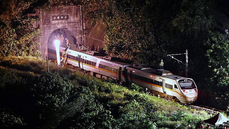 Al menos 50 muertos y más de un centenar de heridos por el descarrilamiento de un tren en el este de Taiwán