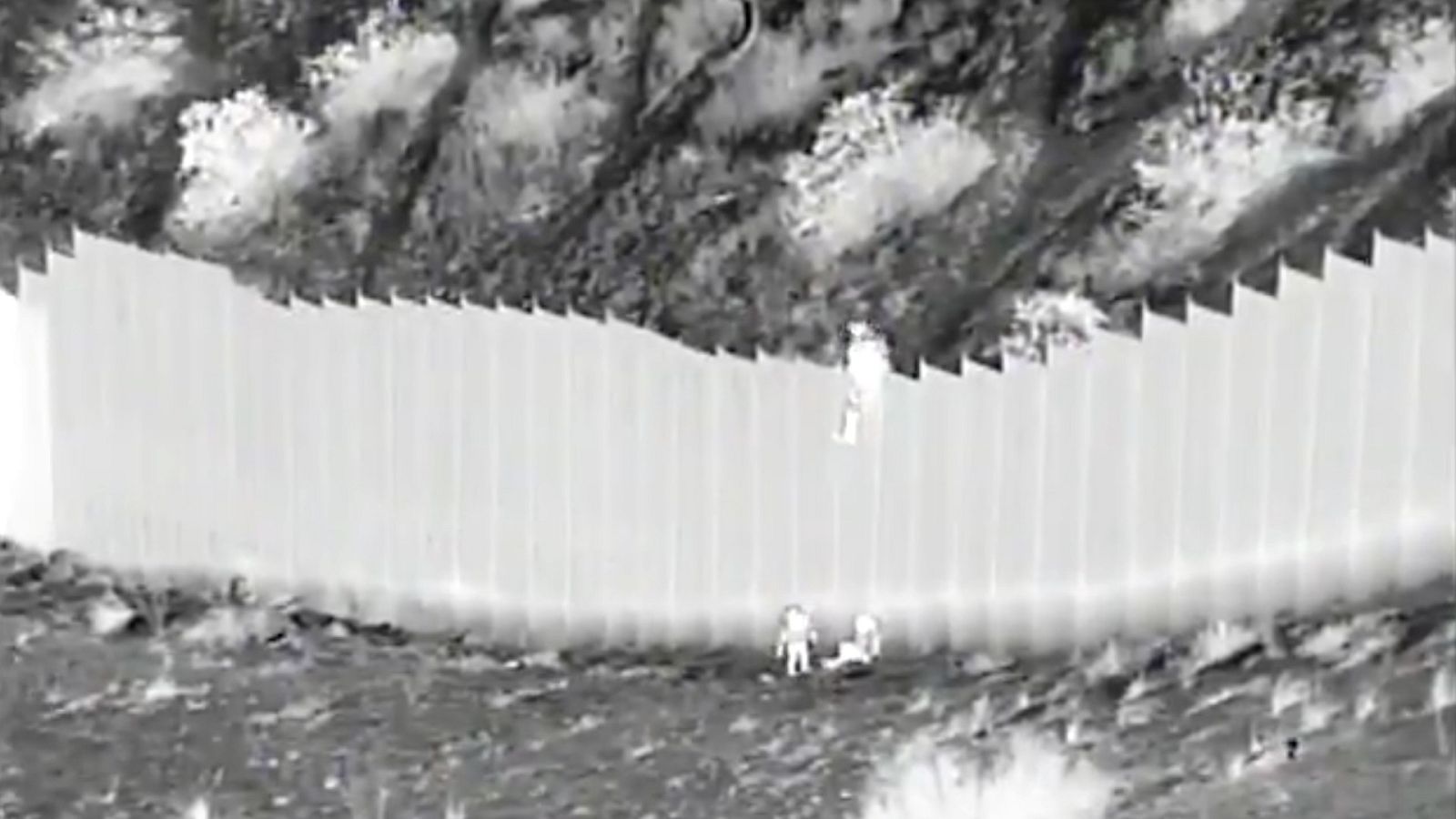 Un traficante lanza a dos menores desde el muro fronterizo entre México y Estados Unidos