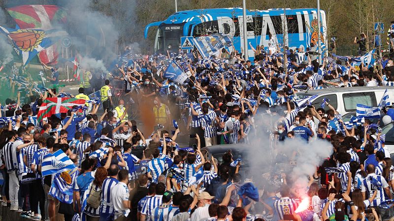 La afición de la Real Sociedad también se vuelca en la despedida de su equipo en Zubieta