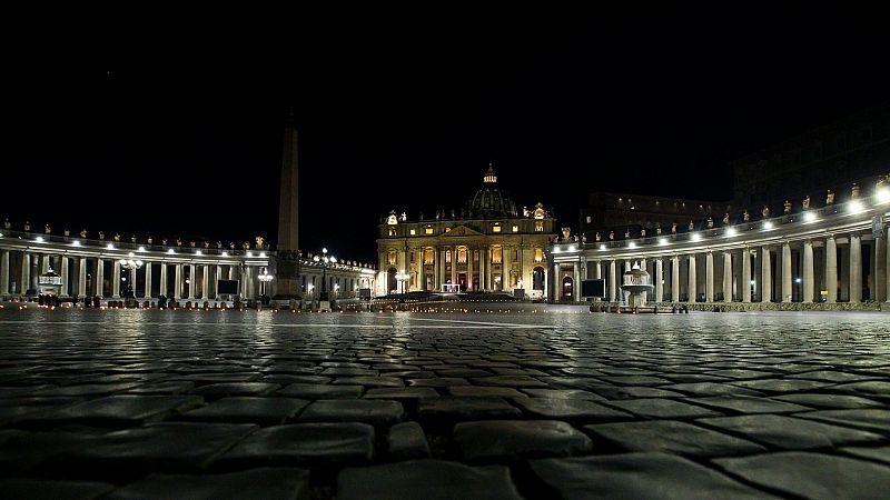 El papa Francisco preside el 'Vía Crucis de los niños' en una plaza vaticana desierta