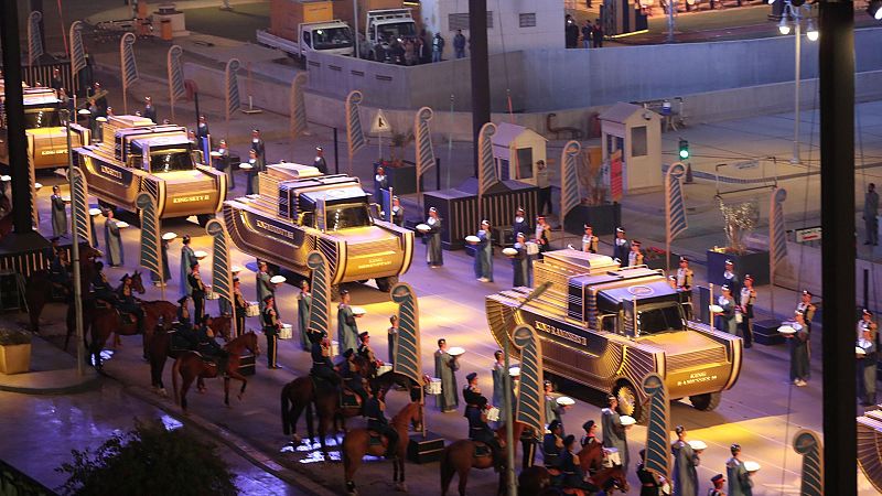 Un desfile histórico de momias de faraones recorre las calles de El Cairo hasta su nuevo hogar