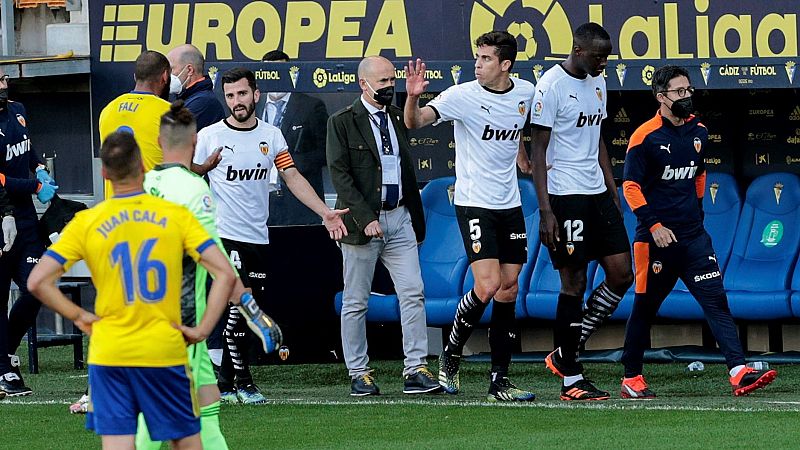 El Valencia se retira unos minutos del campo del Cádiz por un presunto insulto racista a Diakhaby