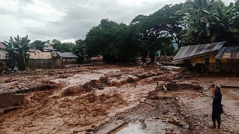Al menos 155 muertos por las inundaciones y deslizamientos de tierra en Indonesia y Timor Oriental