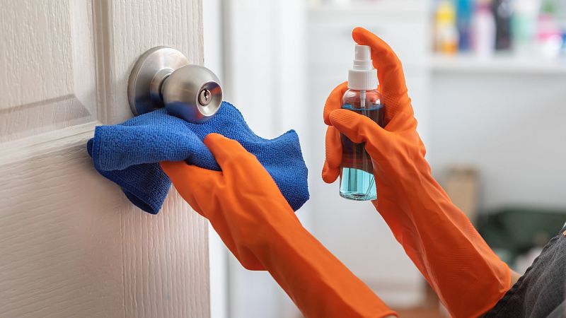 EE.UU. estima que el riesgo de contagio por tocar superficies contaminadas con COVID-19 es de "1 entre 10.000"